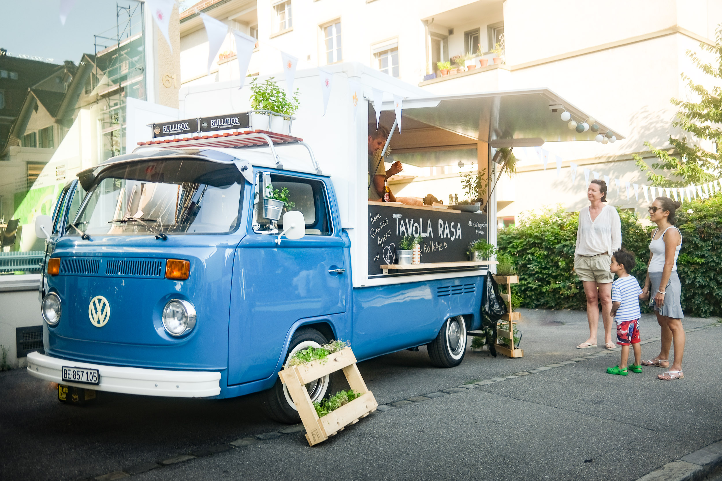 Der geöffnete Tavola Rasa Foodtruck an einem Sommertag in Bern