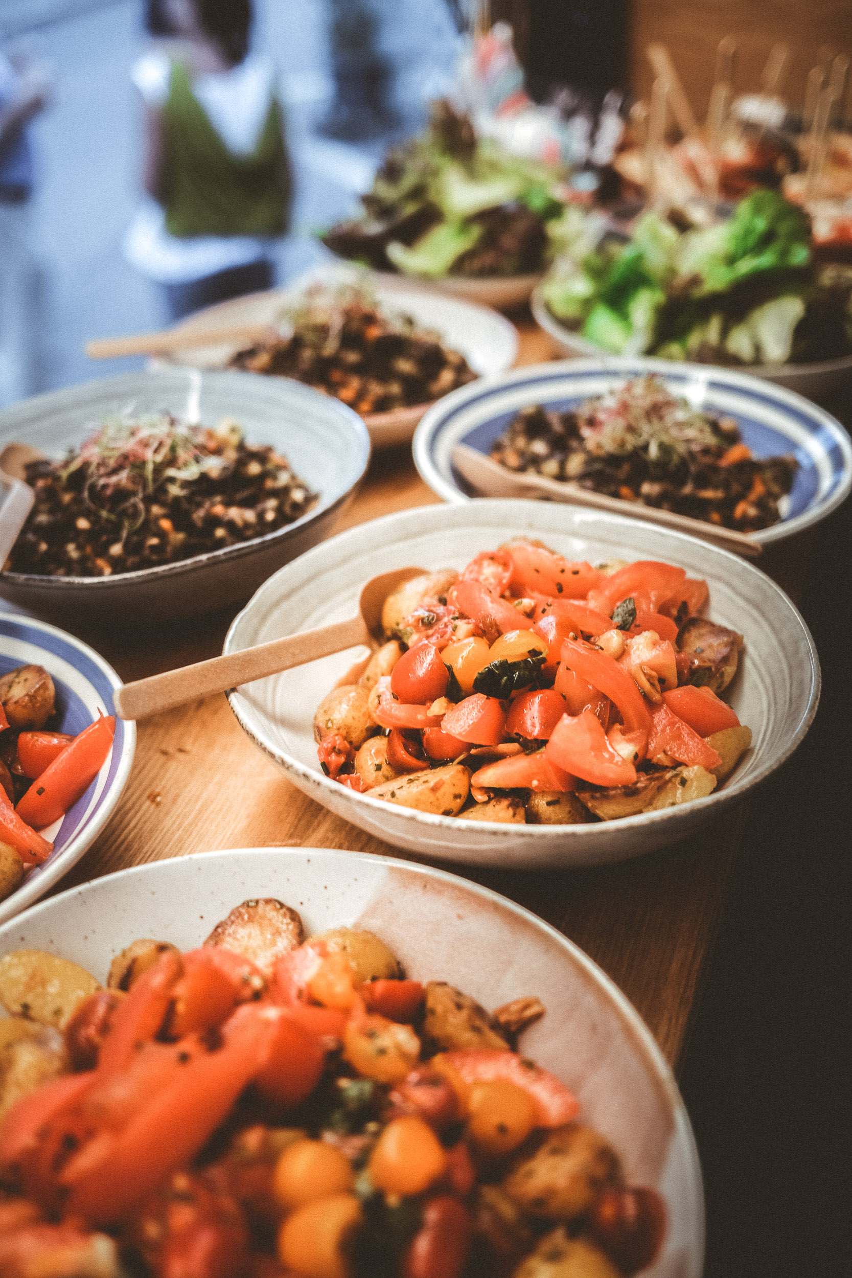EIne Auswahl an vegetarischen Gerichten im Foodtruck - Tomatensalat, Linsensalat, Blattsalat